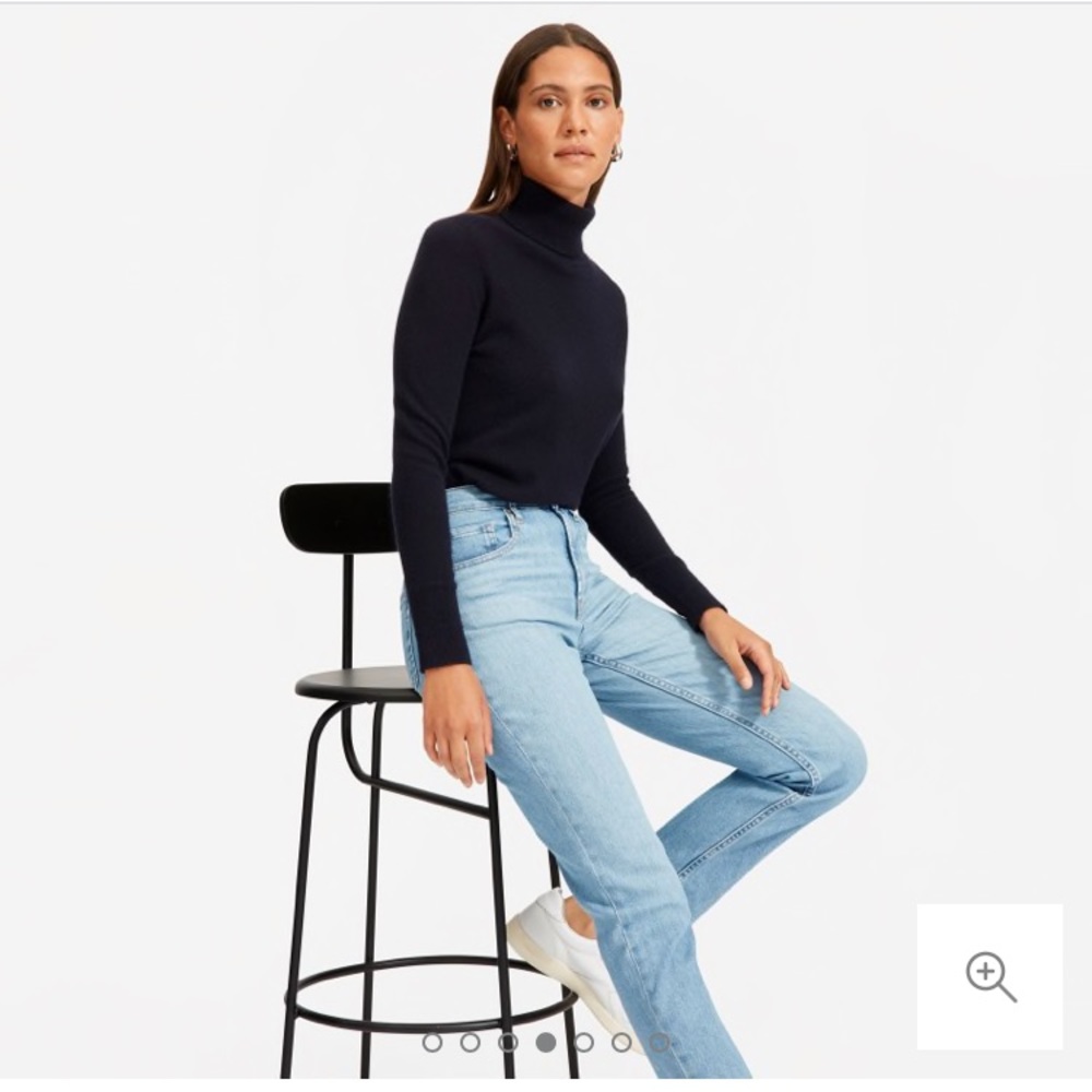High-waisted jeans light wash denim jeans!